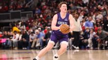 Kon Knueppel, de los Hornets, baja por lesión en los isquiotibiales