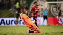 Goleiro do Atlético-GO dispara contra 'falastrão' em camarote do próprio clube, e presidente responde: 'Se não me respeitar, corto o pescoço'