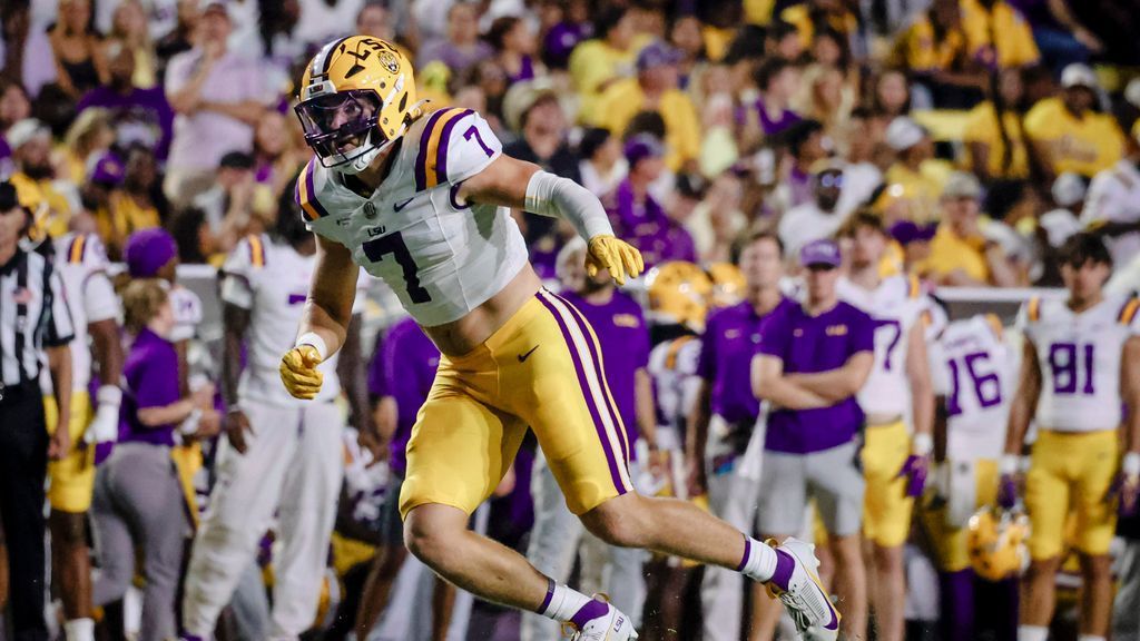 LSU All-SEC LB Weeks has fracture in leg, sources say