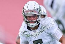 Oregon quarterback Dante Moore sustains concussion from hit at USC