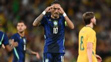 Raphinha quebra jejum de 558 dias sem gol pela Seleção, mas é substituído com desconforto na coxa