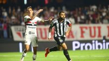 Gabigol brilha, Coutinho estreia bem e Santos vence São Paulo de virada em jogo atrasado do Brasileirão