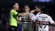 Árbitro erra em nova regra, e São Paulo fica com um a menos no lance do gol de Gabigol