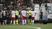 Alix Vinicius deixa Atlético-MG x Bragantino de ambulância após choque de cabeça aos nove segundos