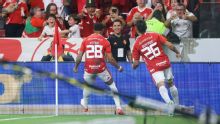Inter marca no primeiro minuto, vence confronto direto e deixa Corinthians na beira do Z-4 do Brasileirão