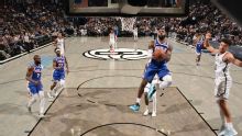 LeBron James anota 10 puntos en 18 minutos en su debut con 76ers