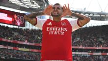 Com belo gol de Bruno Guimarães, Arsenal vira para cima do Leeds e coloca pressão no City pela ponta da Premier League