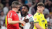 Vinícius, un caos: expulsado por jalón de cabello y le anulan gol