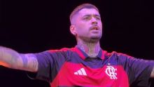 Cantor Zayn Malik comete gafe e usa camisa do Flamengo em show no estádio do Palmeiras