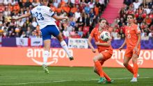 Veerle Buurman leert van ervaren Dominique Janssen bij Oranjevrouwen