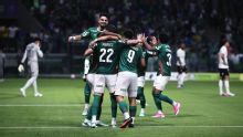 Palmeiras atropela o Corinthians, segue na cola do líder Flamengo e deixa rival ameaçado de rebaixamento