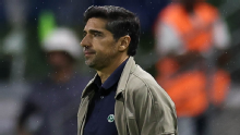 Abel exalta Giay após dois gols no dérbi e é sincero sobre pênalti perdido por Paulinho: 'Não era para bater'