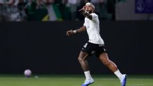 Neto fica informado com covardia do Corinthians e distribui pancadas em Memphis Depay: 'Dá vontade de chorar'