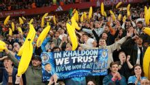 Por que torcedores do Manchester City usaram bananas infláveis em vitória contra o Liverpool