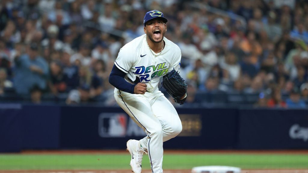 Peralta tosses gem, Rays cash in on Ramirez's gaffe in Game 2 win