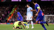 Enzo Fernández se cruzó con el árbitro que terminó en el piso en Manchester City vs. PSG