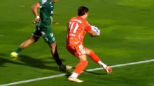 Beltrán tomo la pelota, salió del área y Sarmiento reclamó: ¿era tiro libre y amarilla?