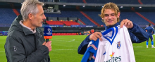 Nico Paz recibe la camiseta de su padre y dona la suya para subasta solidaria