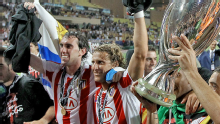 Diego Forlán y Diego Godín, inmortalizados en el Paseo de Leyendas del Atlético de Madrid