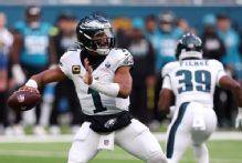 Sources: Eagles QB Jalen Hurts out indefinitely with blood clot, no IR planned