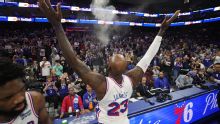 LeBron James enciende Filadelfia con espectacular clavada en debut