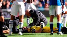 Emi Martínez taken to hospital after suffering head injury in Chelsea's win over Everton