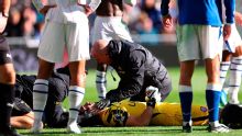 Dibu Martínez, do Chelsea, é substituído com direito a imobilização e maca após choque sofrido em partida da Premier League