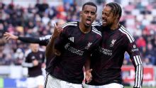Com um a mais, Liverpool vira contra o Brentford na Premier League; Igor Thiago dá assistência