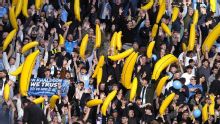 ¿Por qué fans del Manchester City llevan plátanos inflables a partidos?