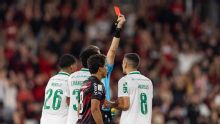 Andreas Pereira chuta 'bola extra' e tem expulsão 'bizarra' em Athletico-PR x Palmeiras