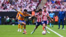 Chivas desaprovecha un hombre más y apenas empata con Tigres