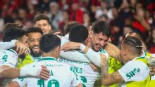 Palmeiras vence Athletico-PR com um a menos, dorme na liderança do Brasileirão e 'pressiona' Flamengo