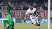 Artur marca, São Paulo vence Vasco e complica adversário no Brasileirão