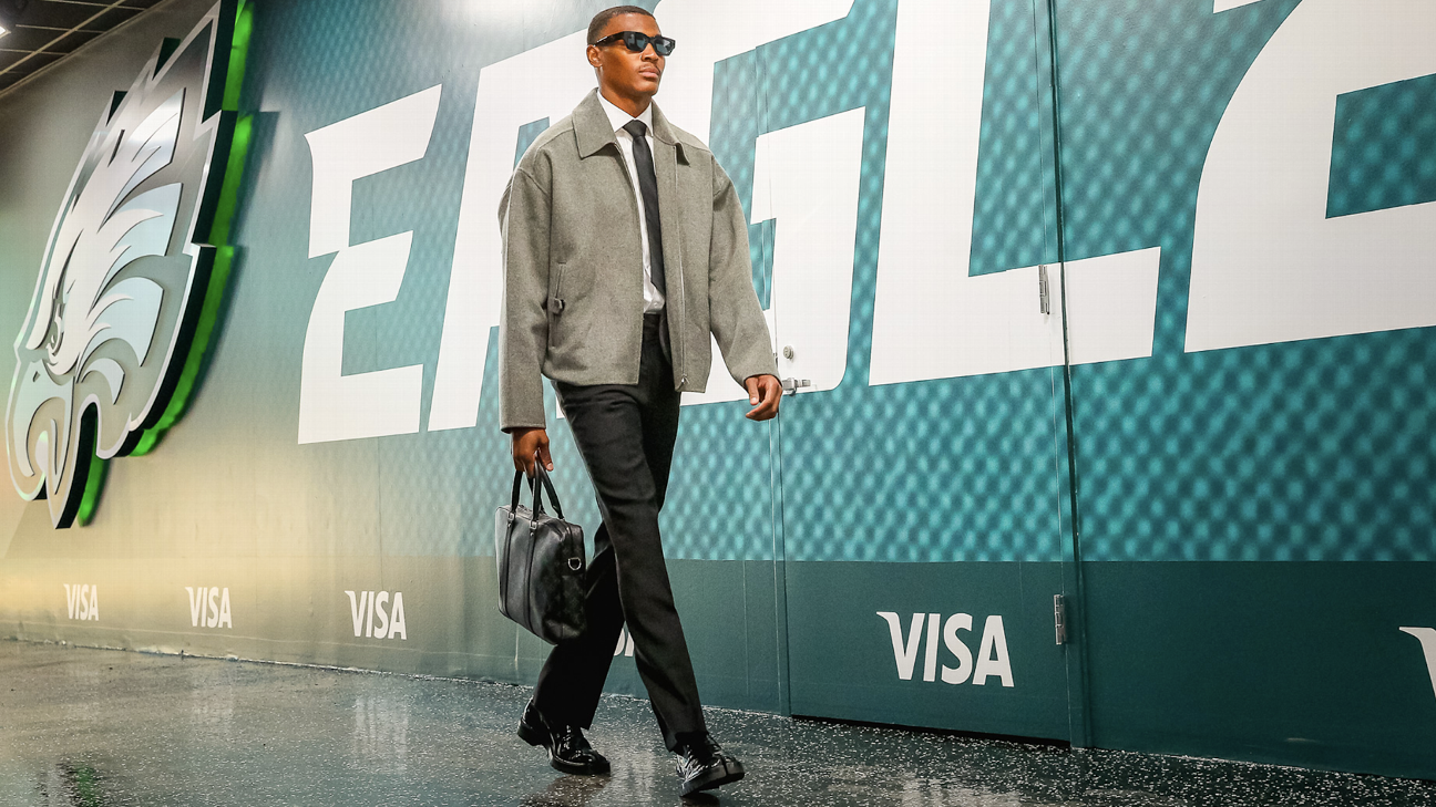 Tabi loafers, top-tier style: DeVonta Smith leads NFL Week 6's best arrivals