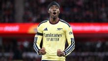 Madueke marca, tira Arsenal do sufoco e mantém equipe na cola do City na Premier League