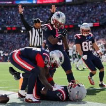 Patriots' Romeo Doubs hurt on 42-yard TD catch vs. Jets