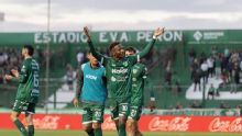 Bicicleta y gol: El colombiano Rentería se lució en Sarmiento vs. Barracas Central
