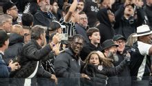 Por que Seedorf assistiu Corinthians x Vitória no meio da torcida e não no camarote?