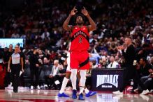 Kawhi Leonard scores 23 points in Toronto return as Raptors rout Bulls