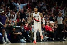 Trail Blazers fans show love for Damian Lillard in return