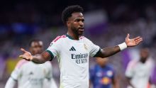 Mourinho sai em defesa de Vini Jr. após vaias em goleada do Real Madrid: 'Quando acontece em casa, dói'
