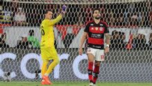 Paquetá se emociona e 'desaba' após pênalti perdido em eliminação do Flamengo na Libertadores: 'Falhei quando não podia, dói muito'