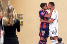 Un beso de Yamal y Mbappé, el nuevo mural antes del clásico