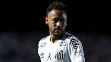 Neymar põe mão na boca durante discussão com Nestor, é expulso e reclama: 'Maior safadeza do futebol'