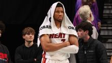 Giannis Antetokounmpo no termina el juego ante Hornets por faltas