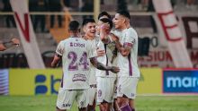 Universitario goleó a Juan Pablo II y quedó a un punto del líder Sport Huancayo