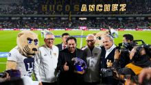 Hugo Sánchez vuelve a CU entre ovaciones por los 50 años de su debut