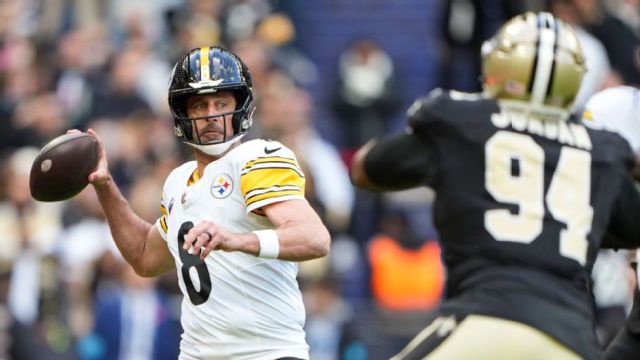 Aaron Rodgers breaks tie with Peyton Manning for third-most TD passes