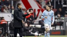 Van Bronckhorst prijst Hadj Moussa: "Mooi dat hij het altijd blijft proberen"