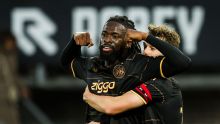 Ajax verpest jubileum scorende Toornstra en komt op drie punten van Feyenoord